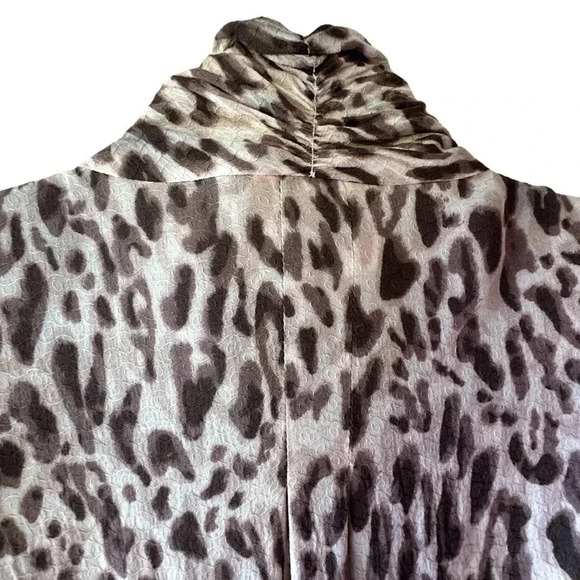 MaEVe | ANIMAL PRINT SHORT SLEEVE BLOUSE PLEATS BUTTON UP NECK | SIZE: 4 - Picture 9 of 12